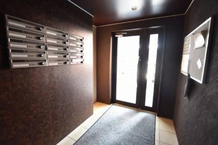 物件外観写真3　(エントランス部分)