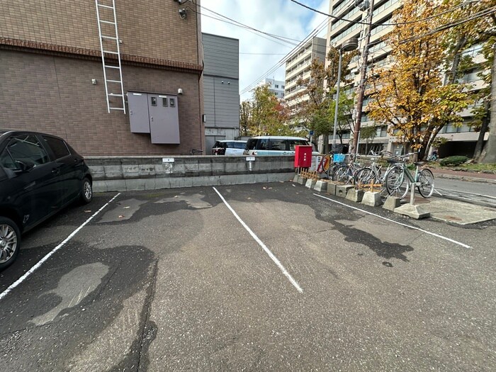 物件外観写真3　(駐車場)