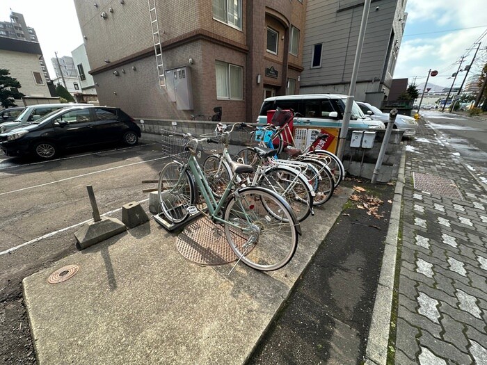 物件外観写真4　(駐輪場)