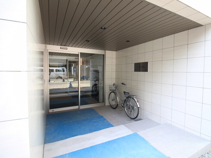 物件外観写真5　(エントランス部分)