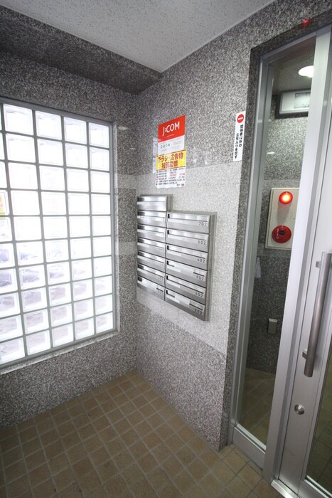 物件外観写真5　(エントランス部分)