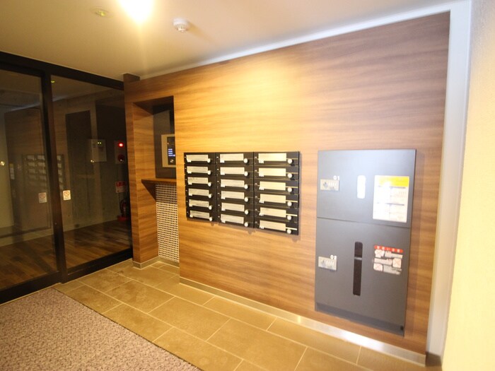 物件外観写真3　(エントランス部分)