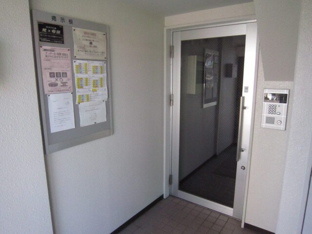 物件外観写真3　(エントランス部分)
