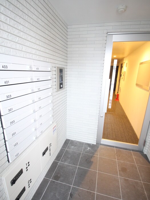 物件外観写真2　(エントランス部分)