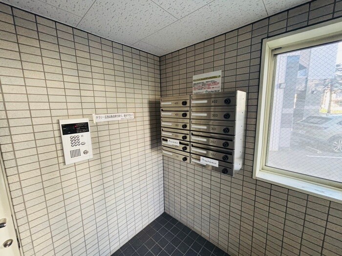 物件外観写真3　(エントランス部分)