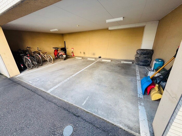 物件外観写真5　(駐車場)