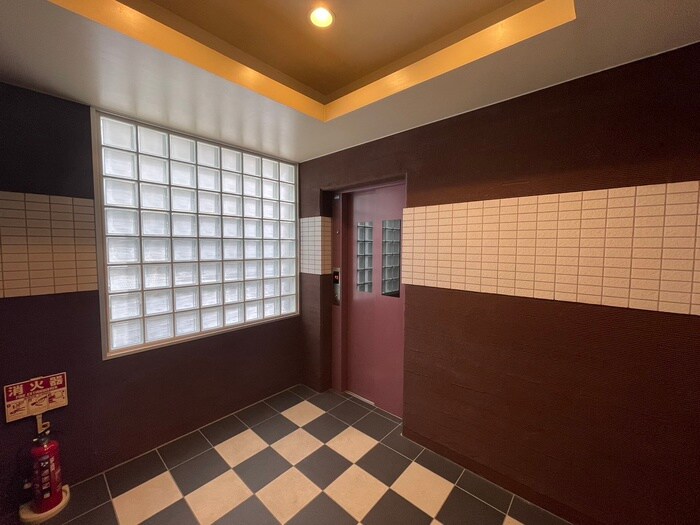 物件外観写真5　(エントランス部分)