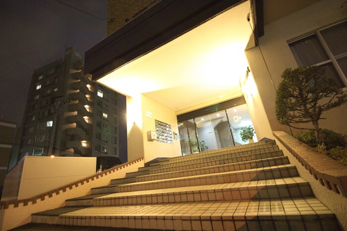 物件外観写真3　(エントランス部分)