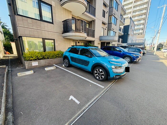 物件外観写真6　(駐車場)