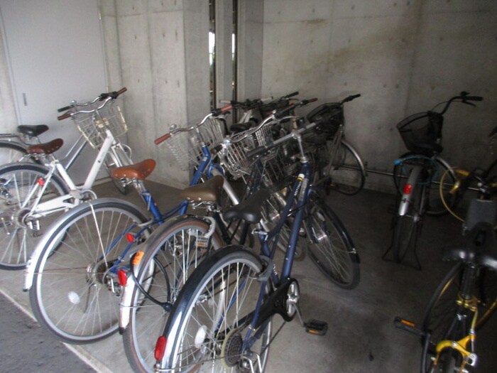 物件外観写真4　(駐輪場)
