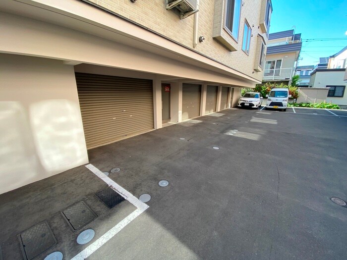 物件外観写真5　(駐車場)