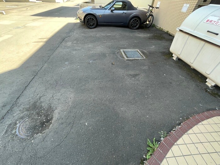 物件外観写真4　(駐車場)