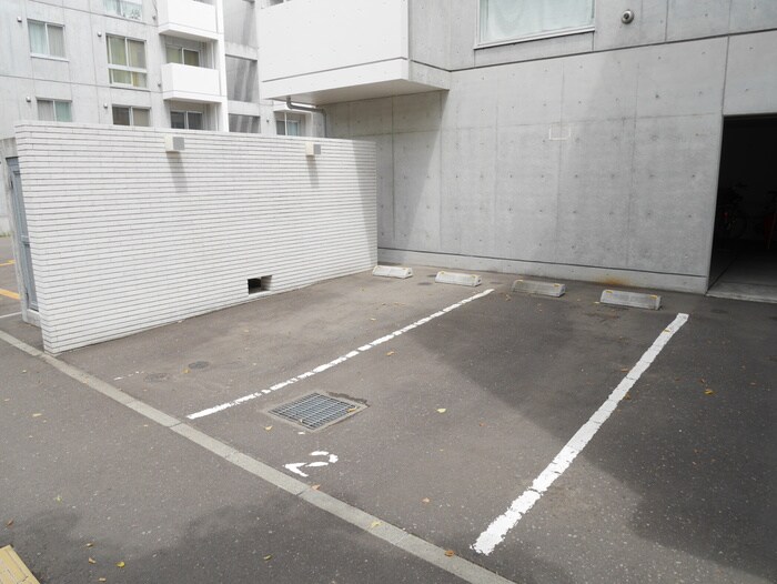 物件外観写真5　(駐車場)