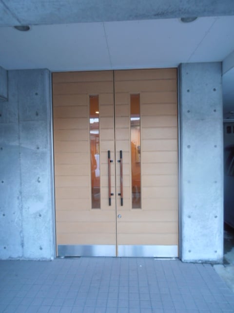 物件外観写真2　(エントランス部分)