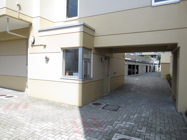 物件外観写真3　(エントランス部分)