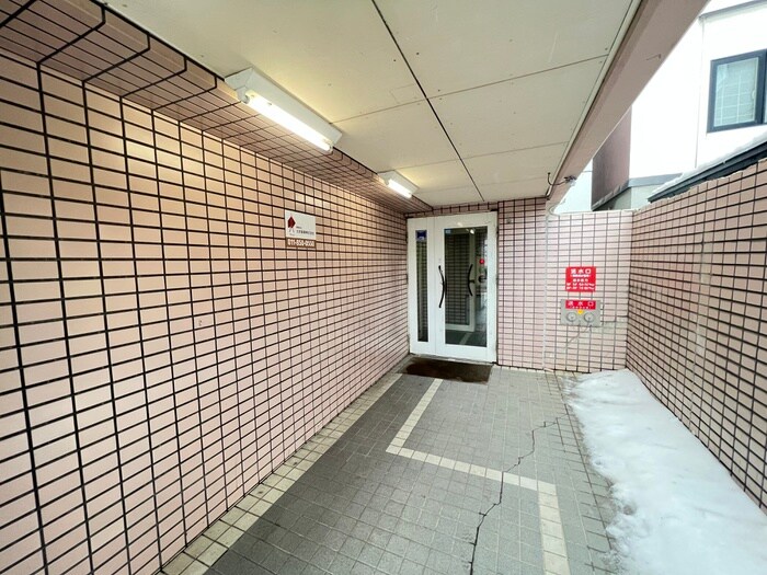 物件外観写真6　(エントランス部分)