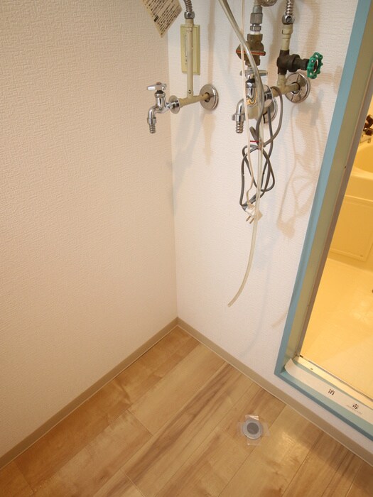 物件内観写真16　(洗濯機置場)