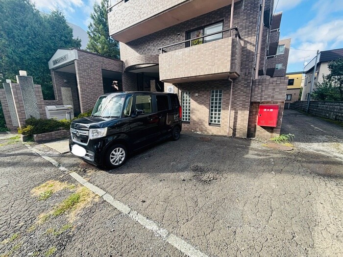 物件外観写真4　(駐車場)