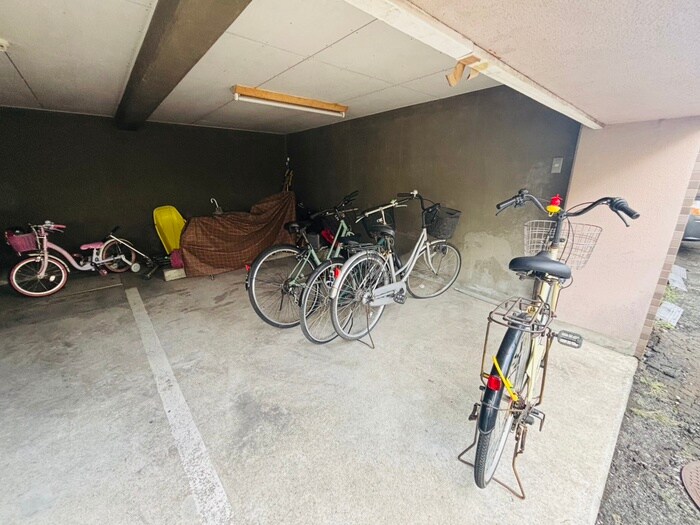 物件外観写真5　(駐輪場)