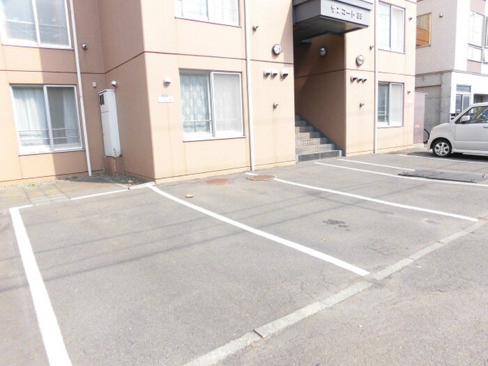 物件外観写真5　(駐車場)