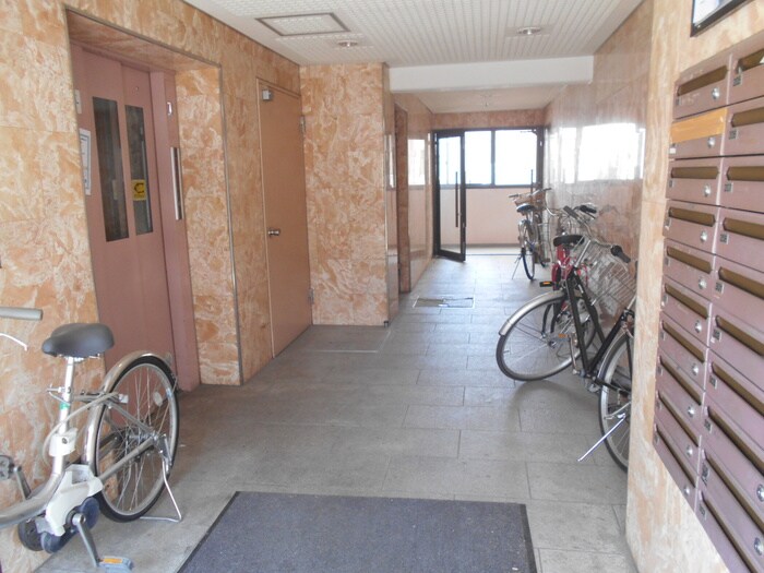 物件外観写真3　(エントランス部分)