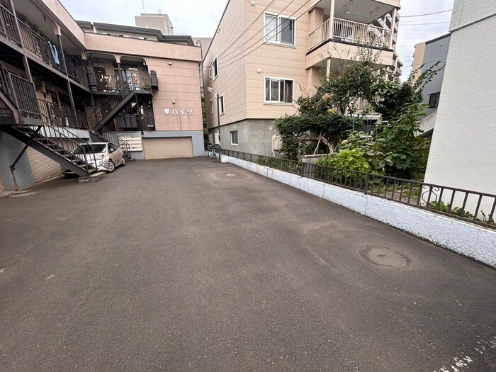 物件外観写真4　(駐車場)