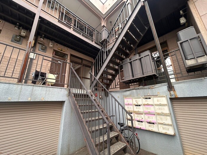 物件外観写真6　(エントランス部分)