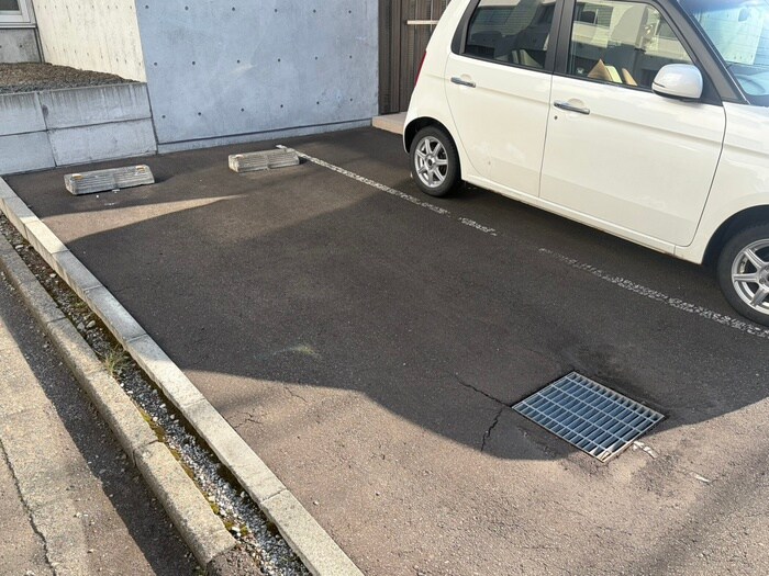 物件外観写真4　(駐車場)