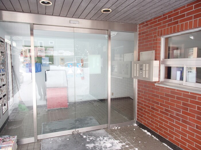 物件外観写真2　(エントランス部分)