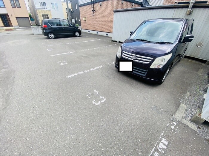 物件外観写真3　(駐車場)