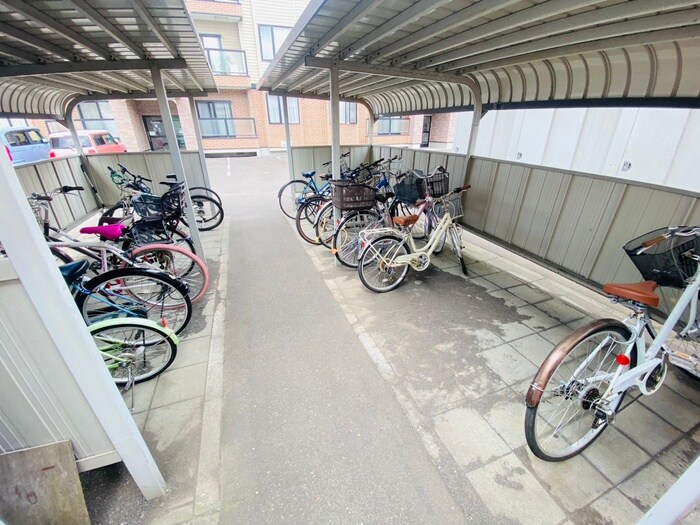 物件外観写真4　(駐輪場)