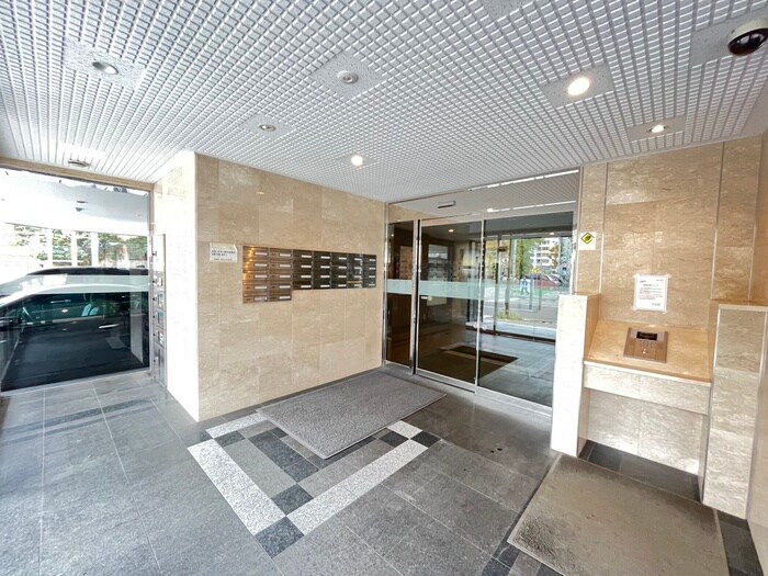 物件外観写真2　(エントランス部分)