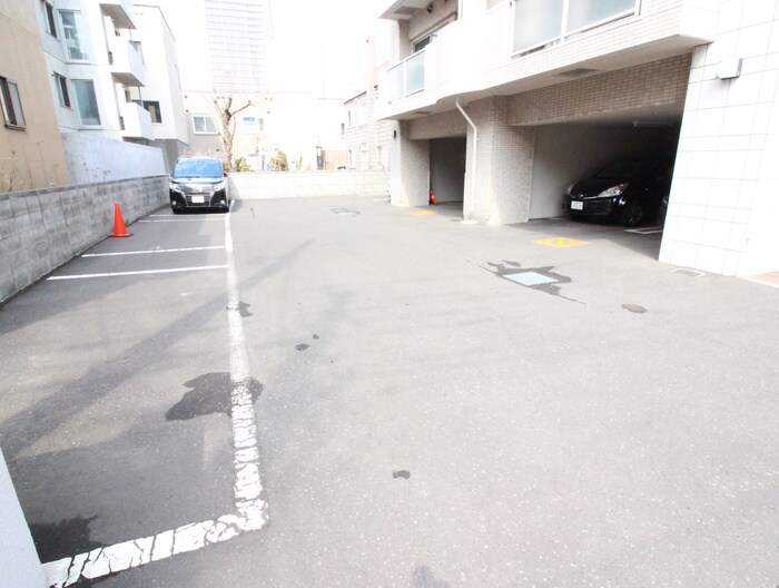 物件外観写真5　(駐車場)