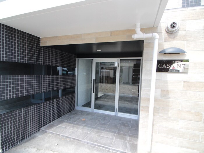 物件外観写真3　(エントランス部分)