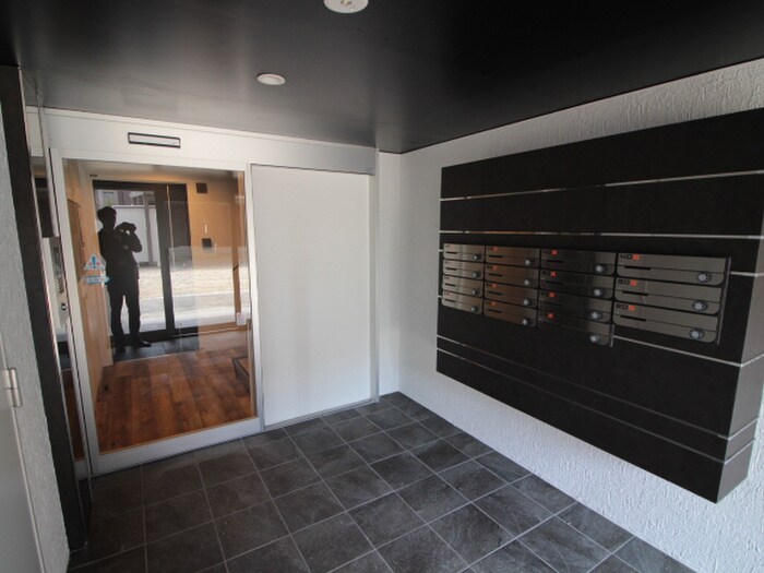 物件外観写真5　(エントランス部分)