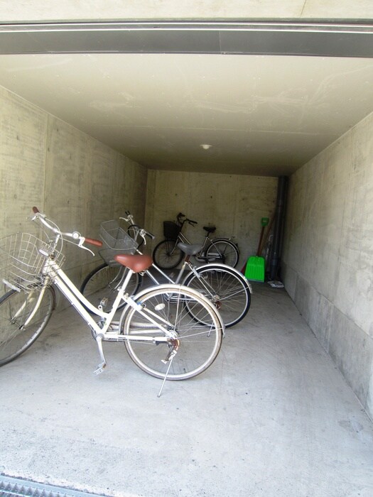 物件外観写真4　(駐輪場)