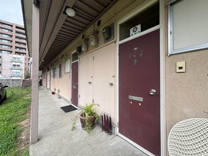 物件外観写真3　(エントランス部分)