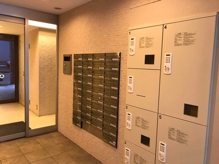 物件外観写真3　(エントランス部分)