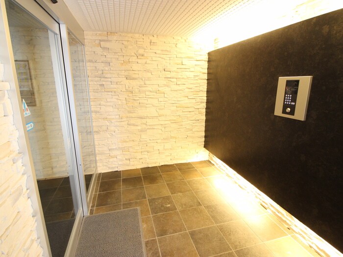 物件外観写真5　(エントランス部分)