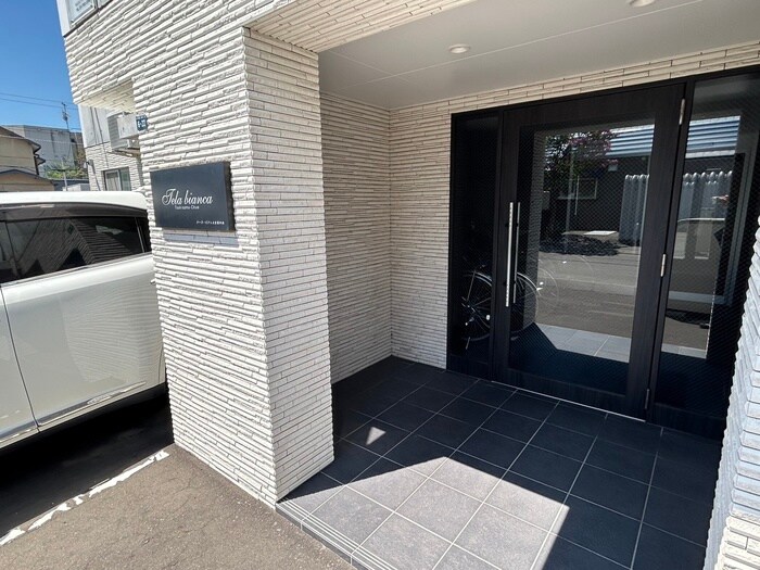 物件外観写真3　(エントランス部分)