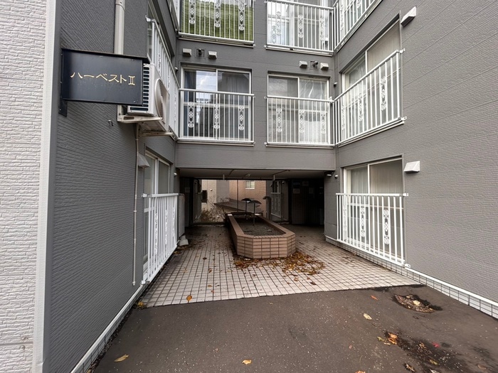 物件外観写真4　(エントランス部分)