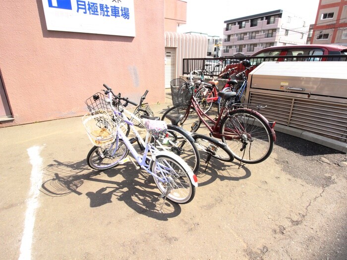物件外観写真4　(駐輪場)