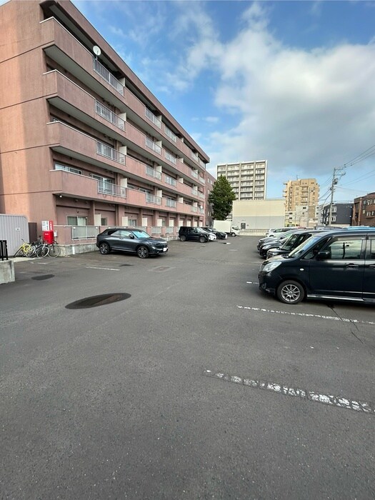 物件外観写真6　(駐車場)