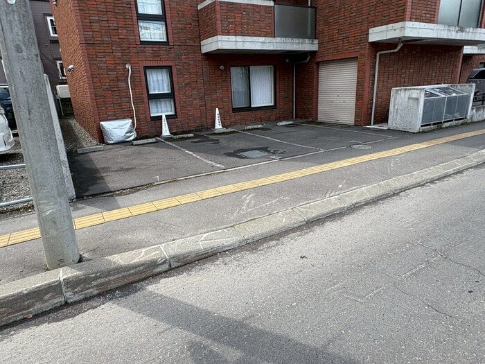 物件外観写真3　(駐車場)