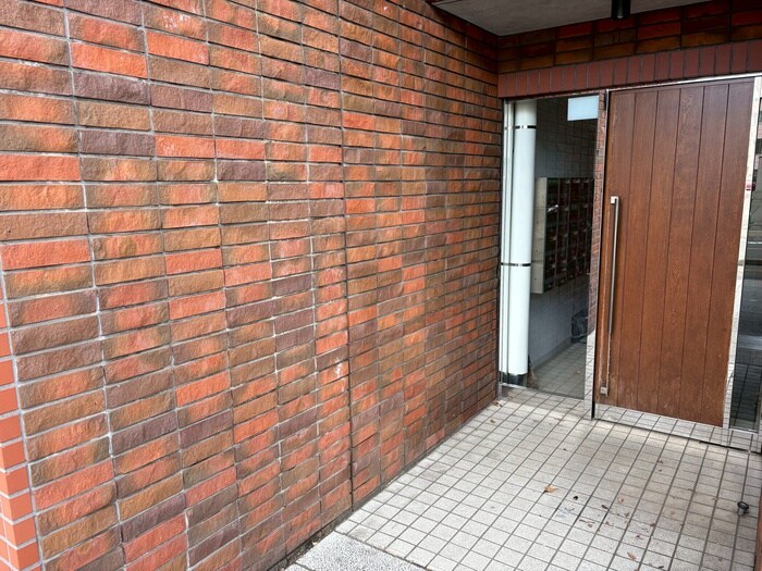 物件外観写真4　(エントランス部分)