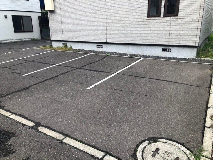 物件外観写真4　(駐車場)