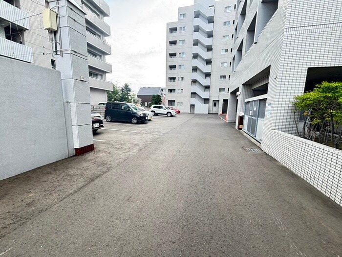 物件外観写真3　(駐車場)