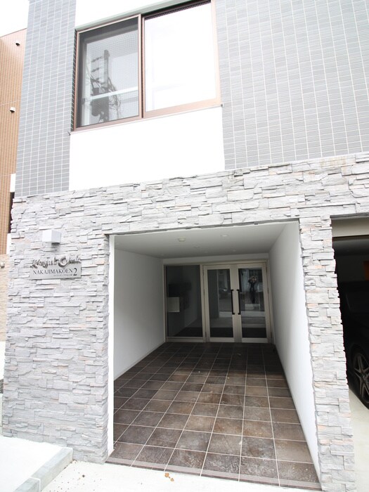 物件外観写真3　(エントランス部分)