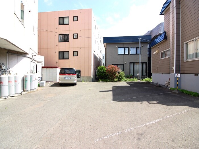 物件外観写真5　(駐車場)