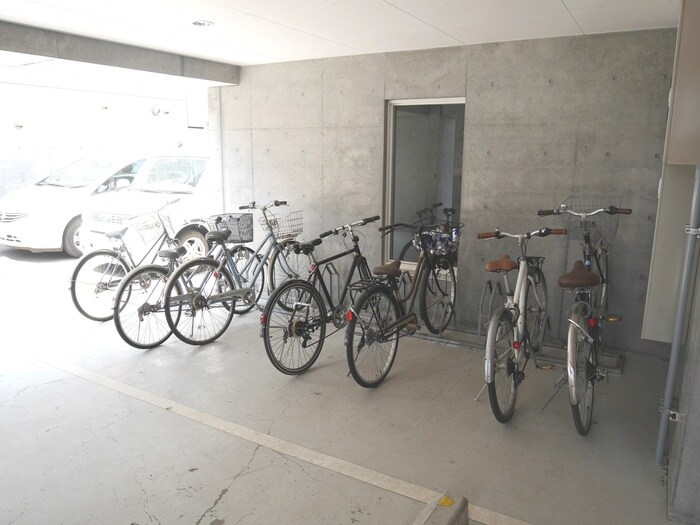 物件外観写真4　(駐輪場)